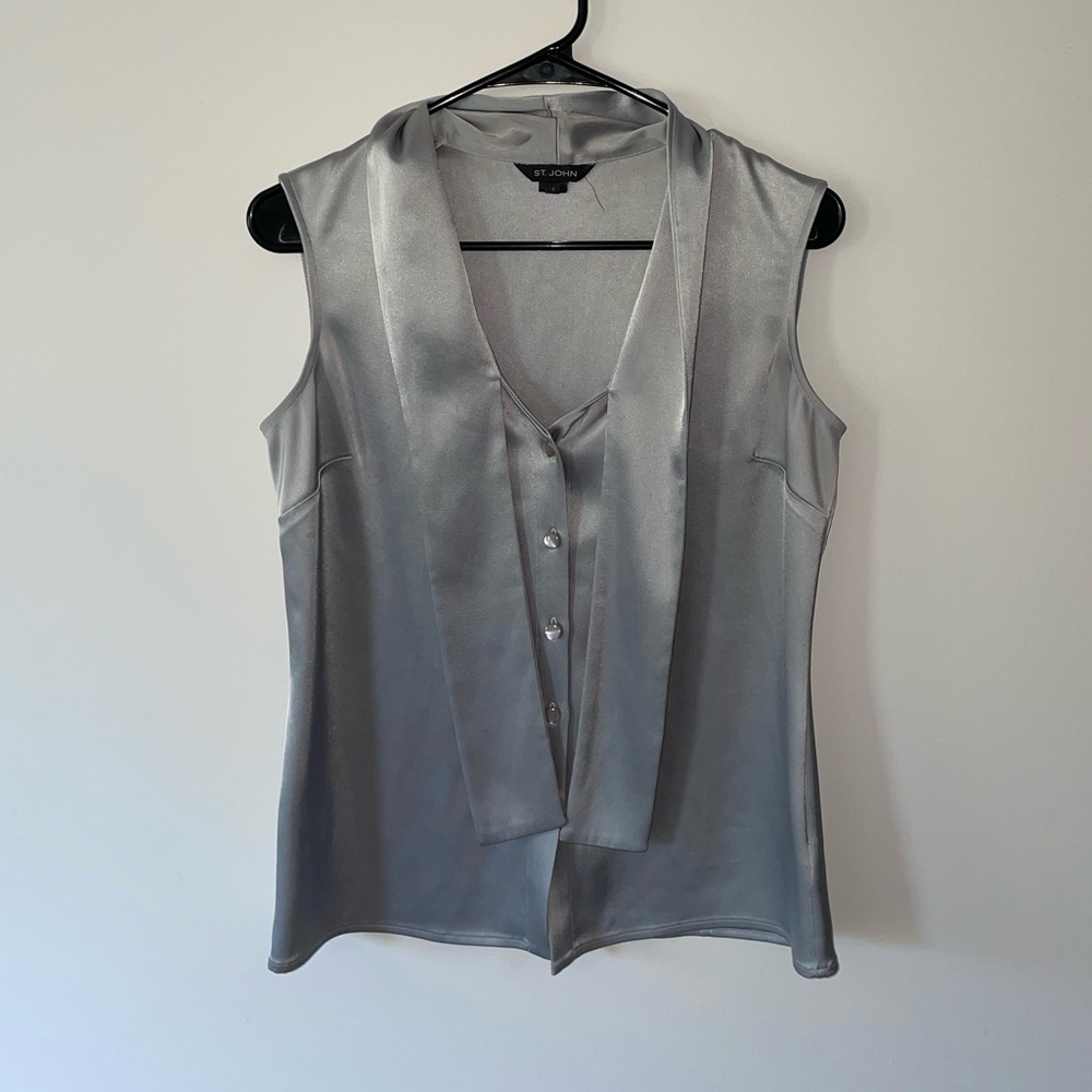 ST JOHN Sleeveless Tie Neck Button Blouse